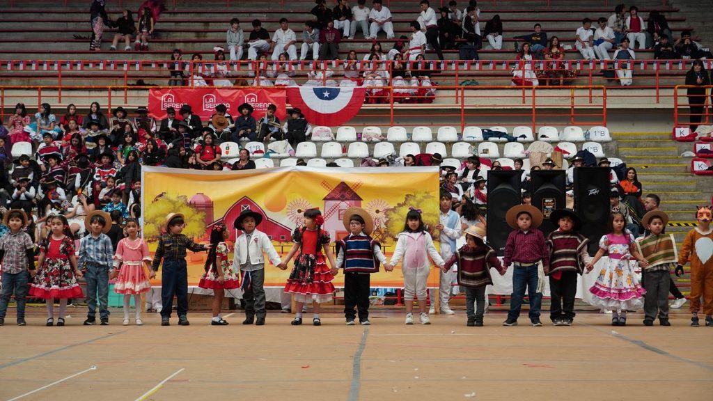Estudiantes del Colegio José Manuel Balmaceda bailando folclore en el Coliseo Monumental de La Serena