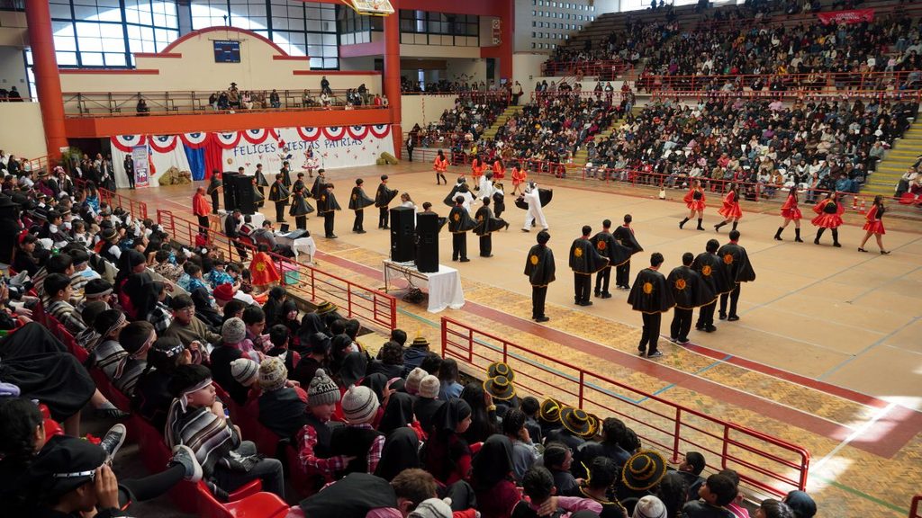 Estudiantes del Colegio José Manuel Balmaceda bailando folclore en el Coliseo Monumental de La Serena