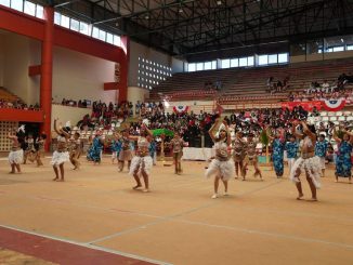 Estudiantes del Colegio José Manuel Balmaceda bailando folclore en el Coliseo Monumental de La Serena