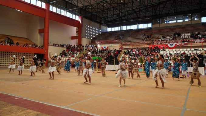 Estudiantes del Colegio José Manuel Balmaceda bailando folclore en el Coliseo Monumental de La Serena
