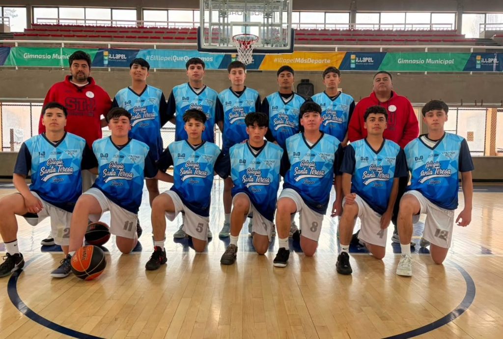 Equipos de básquetbol del Colegio Santa Teresa de Jesús celebrando su victoria en el campeonato regional escolar