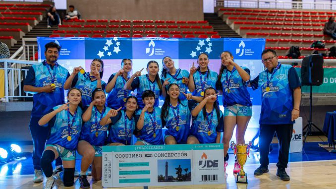 Equipos de básquetbol del Colegio Santa Teresa de Jesús celebrando su victoria en el campeonato regional escolar