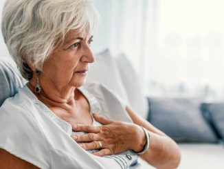 Mujer adulta revisando su salud cardiovascular y colesterol durante la etapa de la menopausia