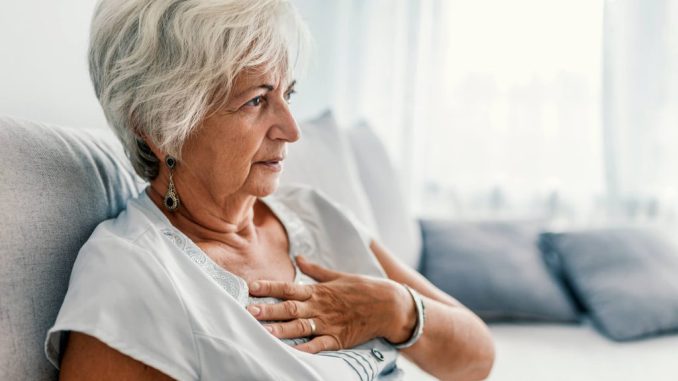 Mujer adulta revisando su salud cardiovascular y colesterol durante la etapa de la menopausia