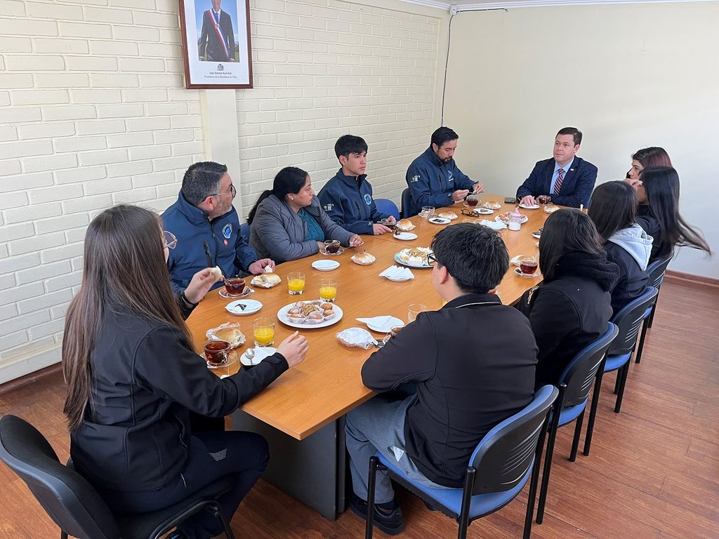 Delegado Presidencial Cristián Rondanelli junto a estudiantes del Liceo Bicentenario de Salamanca ganadores del Torneo Delibera