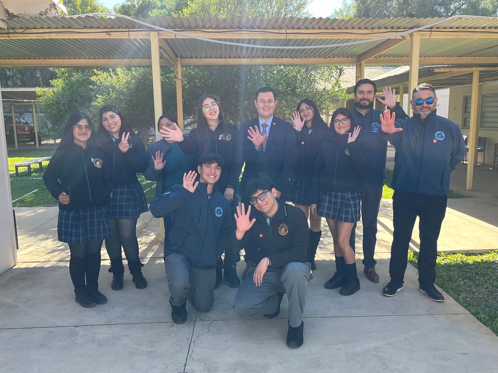 Delegado Presidencial Cristián Rondanelli junto a estudiantes del Liceo Bicentenario de Salamanca ganadores del Torneo Delibera