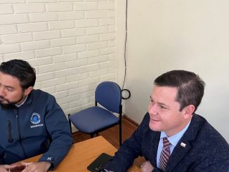 Delegado Presidencial Cristián Rondanelli junto a estudiantes del Liceo Bicentenario de Salamanca ganadores del Torneo Delibera