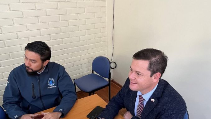 Delegado Presidencial Cristián Rondanelli junto a estudiantes del Liceo Bicentenario de Salamanca ganadores del Torneo Delibera