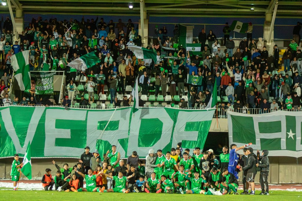 Jugadores de Deportes Ovalle celebrando un gol en un partido de la Tercera B chilena