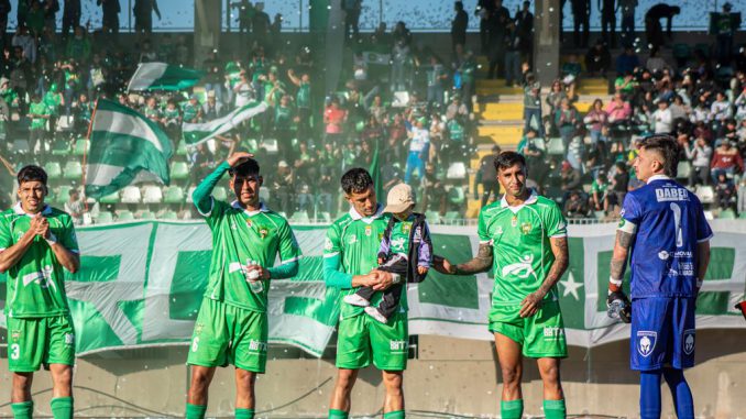 Jugadores de Deportes Ovalle celebrando un gol en un partido de la Tercera B chilena