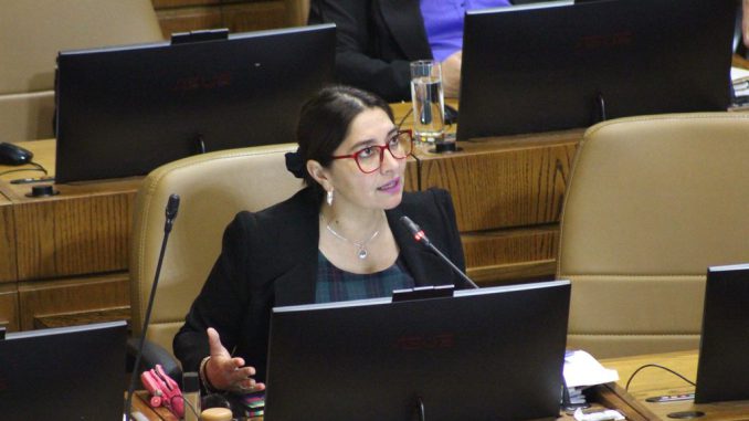 La diputada Nathalie Castillo expresando su rechazo a la visita de parlamentarias republicanas al penal de Huachalalume