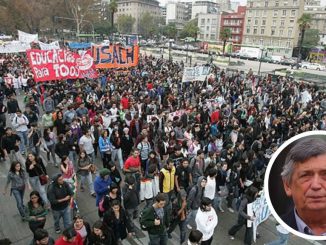 Diputados de diversos partidos políticos en el Congreso Nacional discutiendo sobre el presupuesto y las movilizaciones