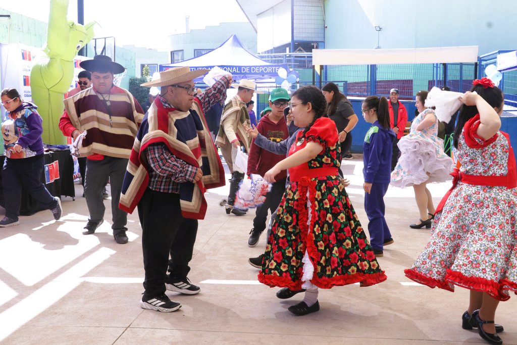 Estudiantes del Colegio El Sendero participando en actividades deportivas de la Fiesta de la Chilenidad organizada por el IND.