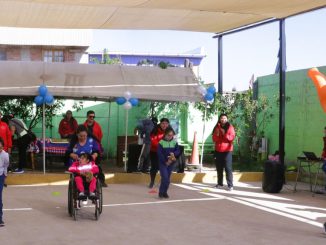 Estudiantes del Colegio El Sendero participando en actividades deportivas de la Fiesta de la Chilenidad organizada por el IND.
