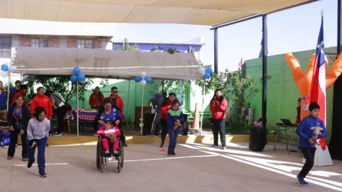 Estudiantes del Colegio El Sendero participando en actividades deportivas de la Fiesta de la Chilenidad organizada por el IND.