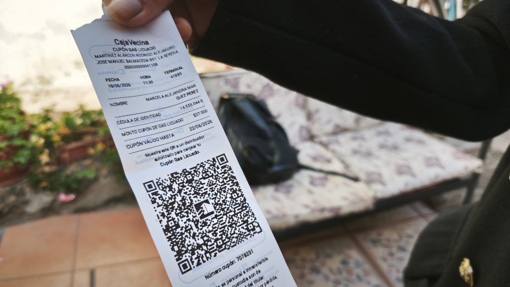 Familias revisando su celular para cobrar el beneficio del Cupón de Gas en la Región de Coquimbo