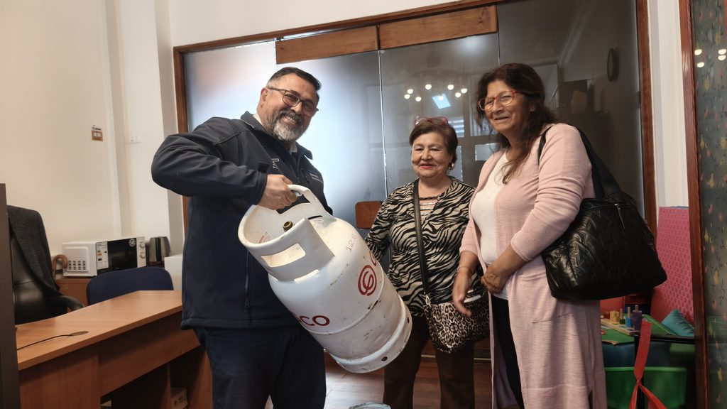 Familias revisando su celular para cobrar el beneficio del Cupón de Gas en la Región de Coquimbo