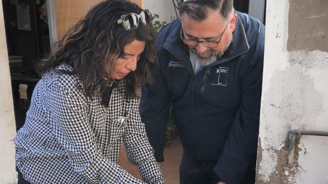 Familias revisando su celular para cobrar el beneficio del Cupón de Gas en la Región de Coquimbo