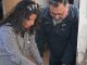 Familias revisando su celular para cobrar el beneficio del Cupón de Gas en la Región de Coquimbo