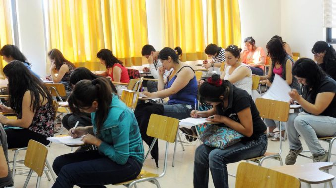 Estudiantes de secundaria reflexionando sobre sus opciones de financiamiento para la educación superior.