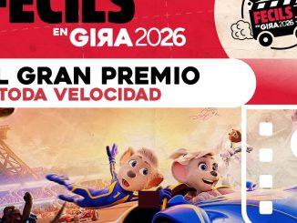 Ninos y familias disfrutando de una funcion de cine gratuito en el Centro Cultural Blas Alarcon de Los Vilos gracias a FECILS