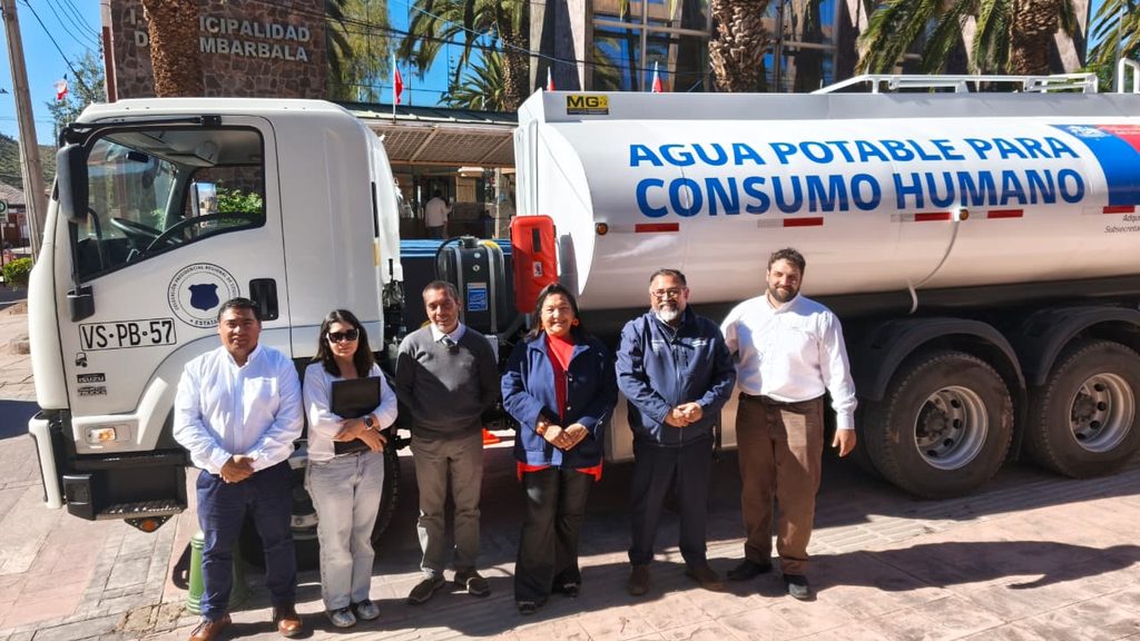 Autoridades entregando un nuevo camión aljibe para el transporte de agua potable en la comuna de Combarbalá