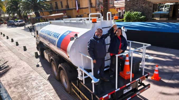 Autoridades entregando un nuevo camión aljibe para el transporte de agua potable en la comuna de Combarbalá