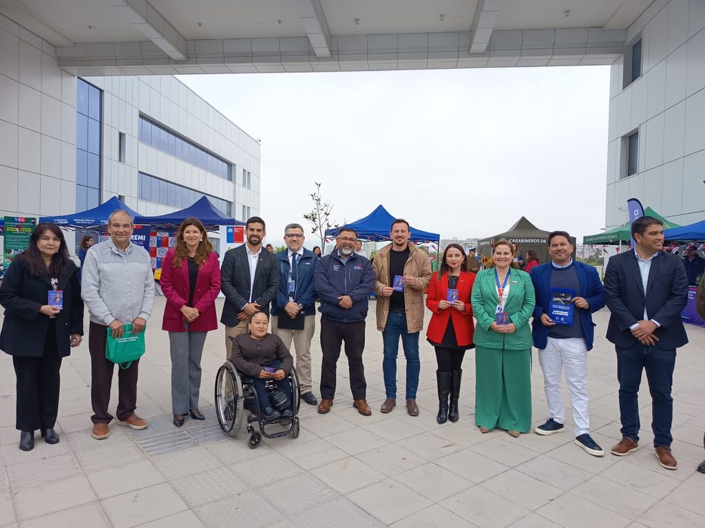 Autoridades junto a ciudadanos en la Fonda Preventiva de Coquimbo promoviendo el autocuidado en Fiestas Patrias