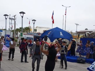 Autoridades junto a ciudadanos en la Fonda Preventiva de Coquimbo promoviendo el autocuidado en Fiestas Patrias