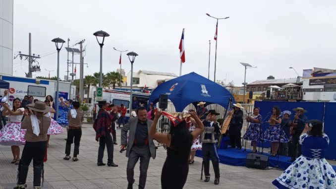 Autoridades junto a ciudadanos en la Fonda Preventiva de Coquimbo promoviendo el autocuidado en Fiestas Patrias