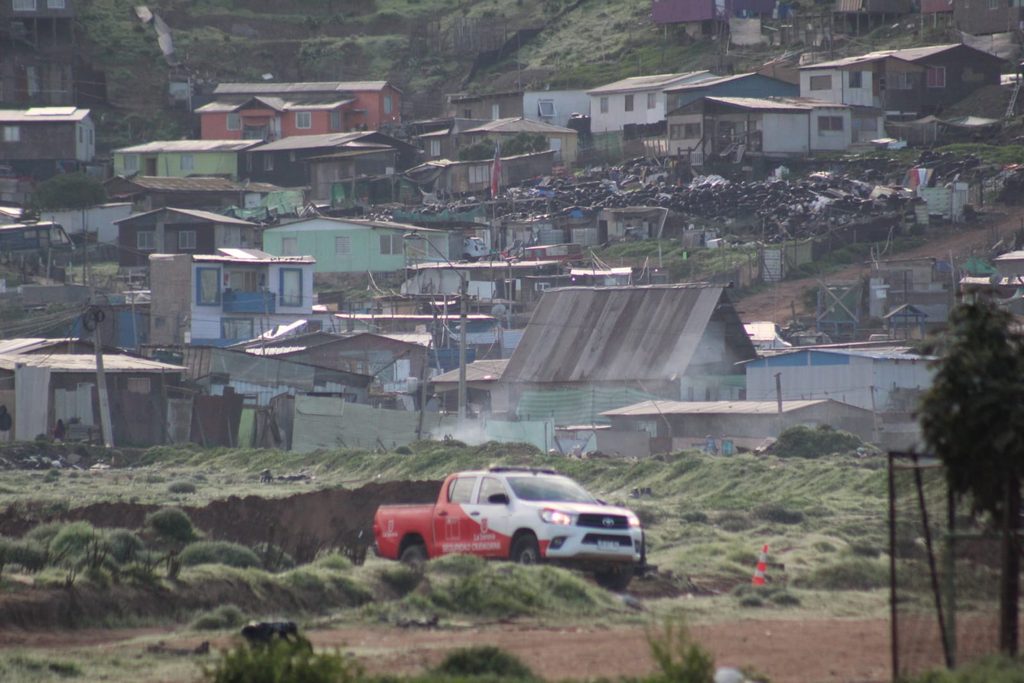 Personal policial realizando controles de identidad y migratorios en el asentamiento La Varilla de La Serena