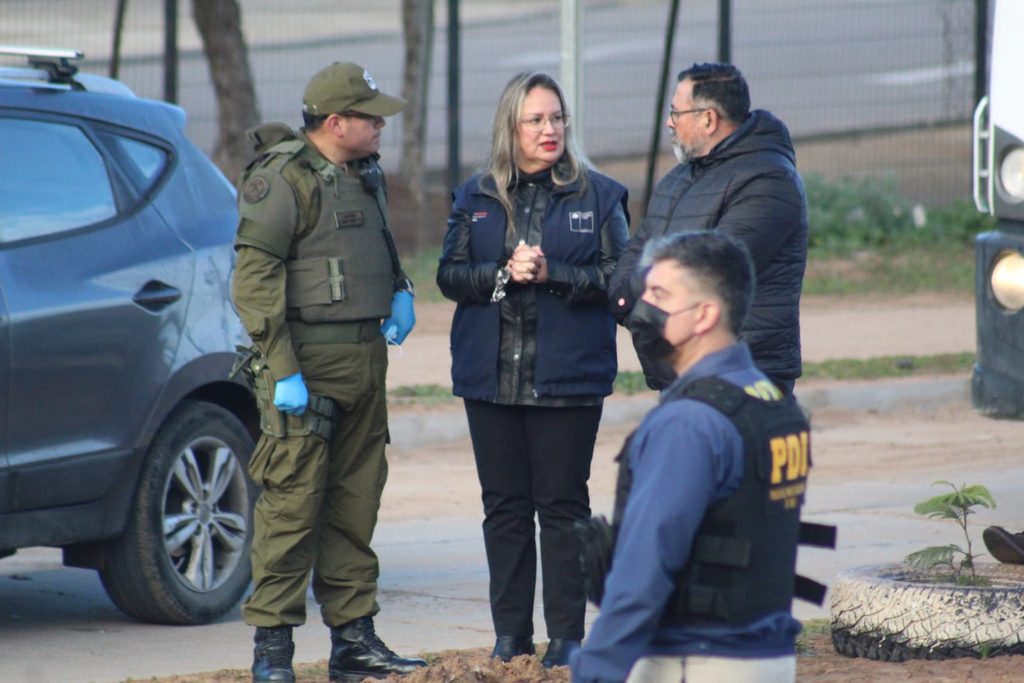 Personal policial realizando controles de identidad y migratorios en el asentamiento La Varilla de La Serena