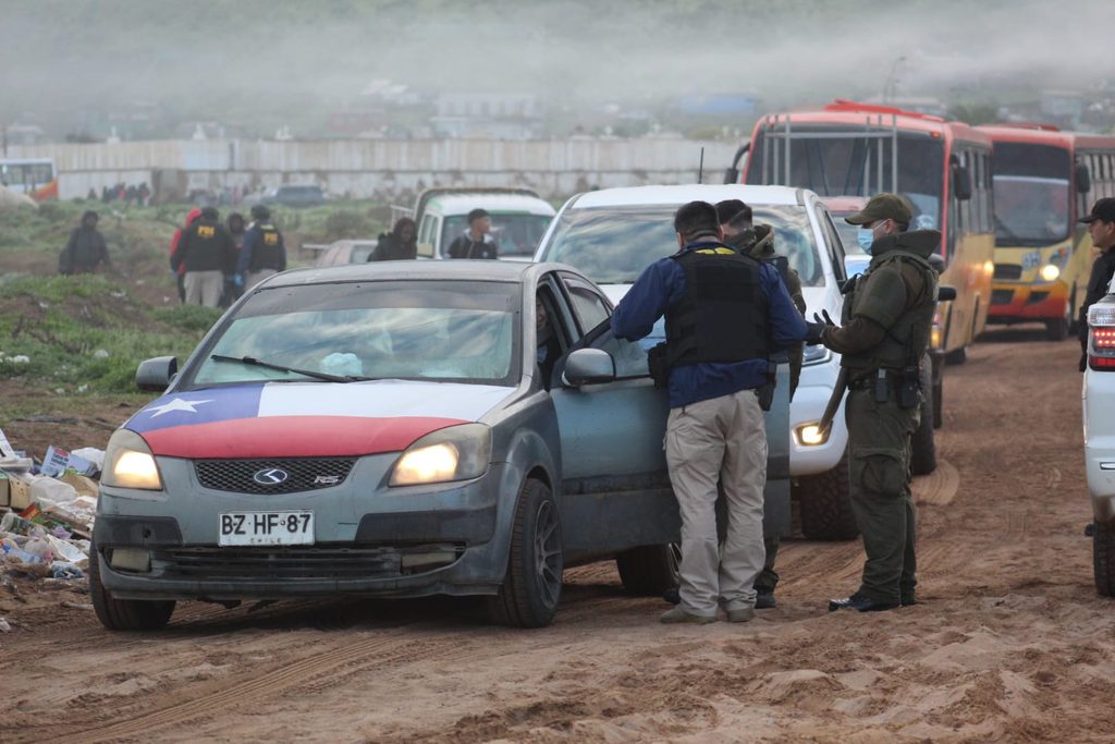 Personal policial realizando controles de identidad y migratorios en el asentamiento La Varilla de La Serena