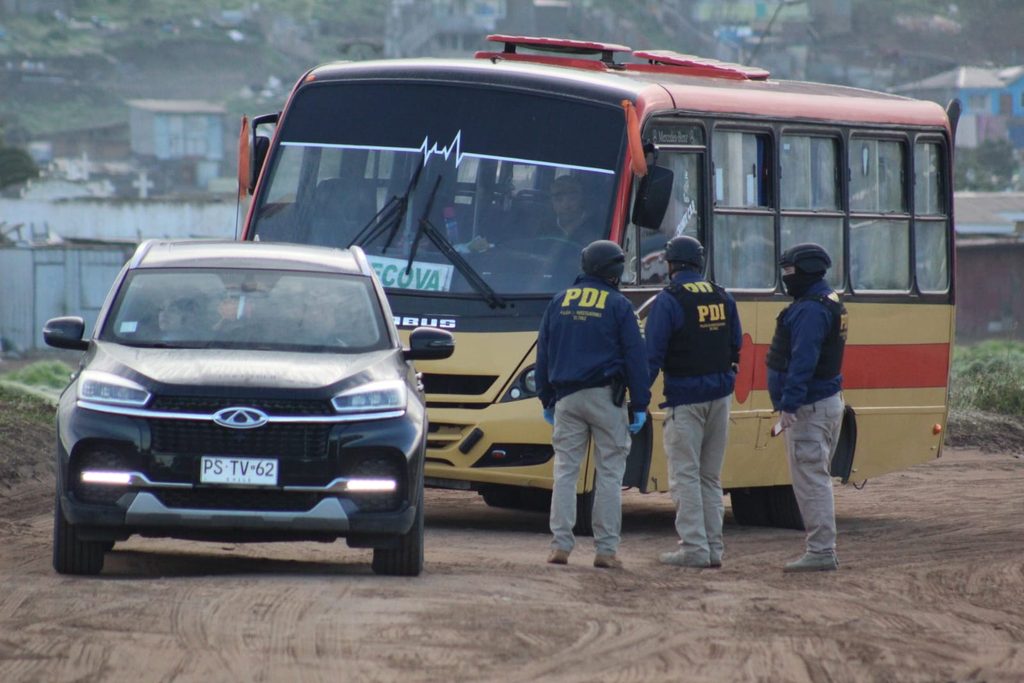 Personal policial realizando controles de identidad y migratorios en el asentamiento La Varilla de La Serena