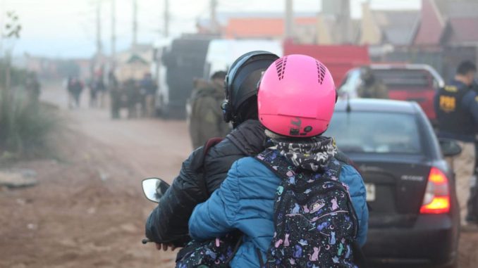 Personal policial realizando controles de identidad y migratorios en el asentamiento La Varilla de La Serena