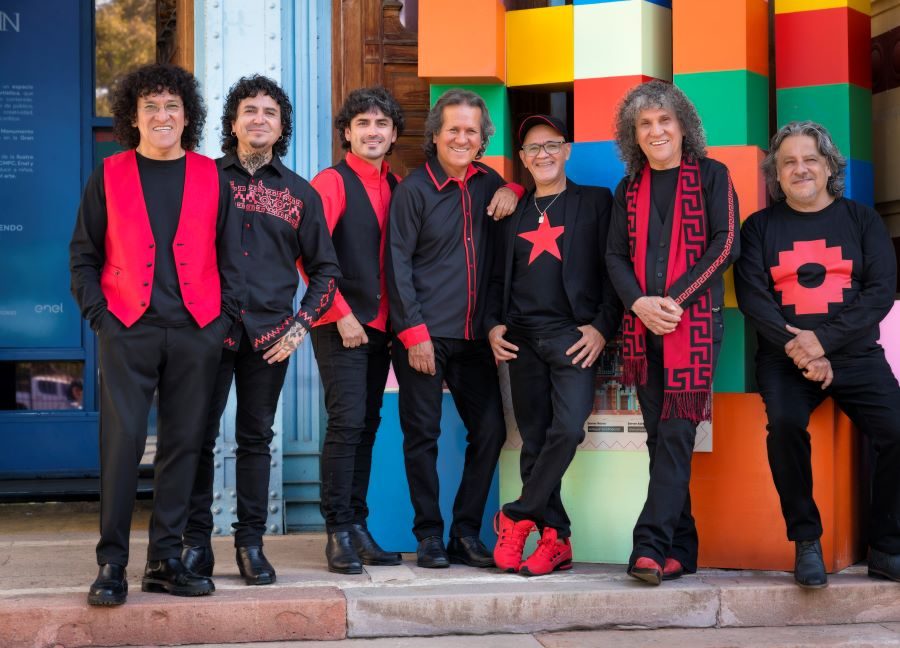 Integrantes de la agrupación Illapu en un concierto en vivo celebrando sus 55 años de historia