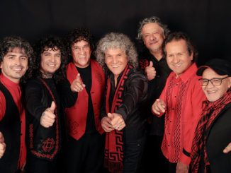 Integrantes de la agrupación Illapu en un concierto en vivo celebrando sus 55 años de historia