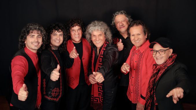 Integrantes de la agrupación Illapu en un concierto en vivo celebrando sus 55 años de historia