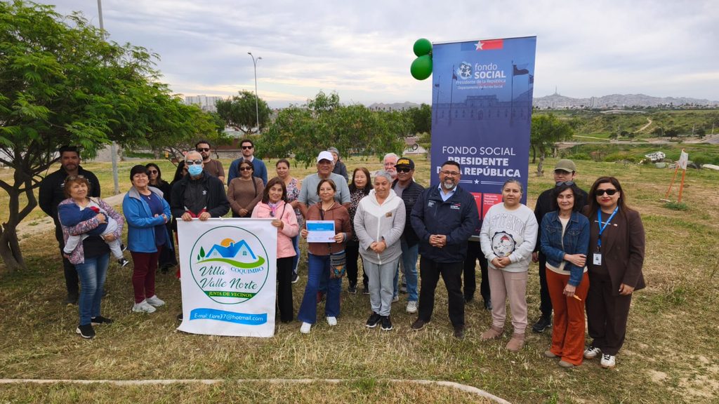 Postes de iluminación sustentable instalados en la plaza comunitaria de Villa Valle Norte en Coquimbo para mejorar la seguridad.