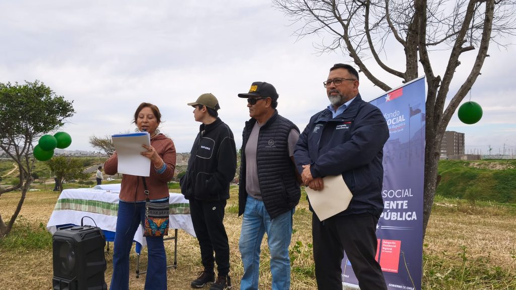 Postes de iluminación sustentable instalados en la plaza comunitaria de Villa Valle Norte en Coquimbo para mejorar la seguridad.