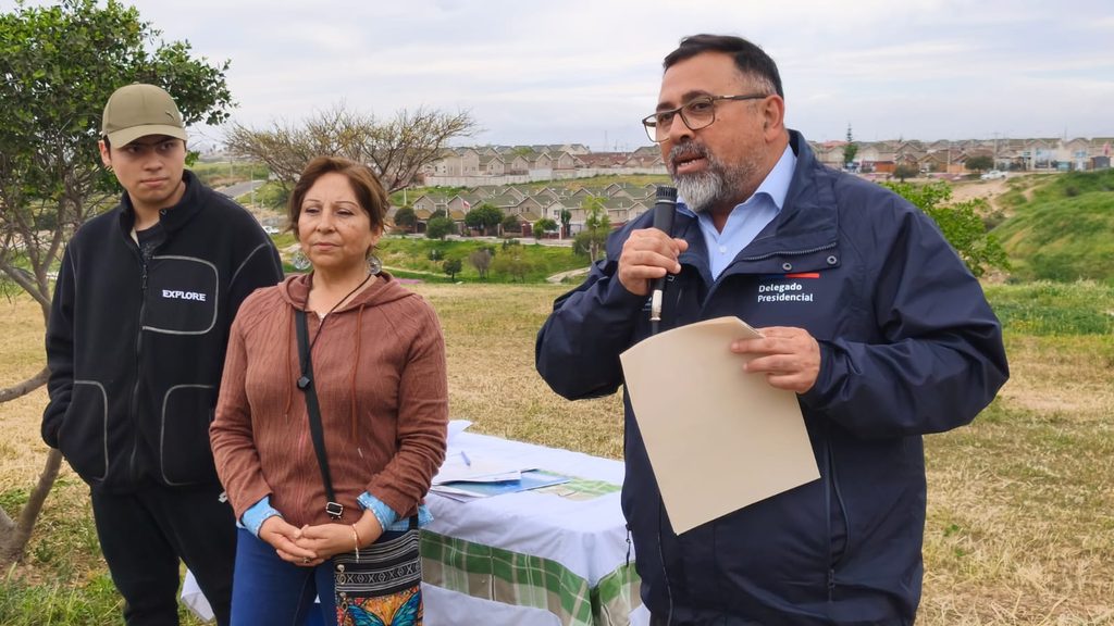 Postes de iluminación sustentable instalados en la plaza comunitaria de Villa Valle Norte en Coquimbo para mejorar la seguridad.
