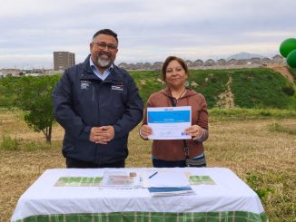 Postes de iluminación sustentable instalados en la plaza comunitaria de Villa Valle Norte en Coquimbo para mejorar la seguridad.