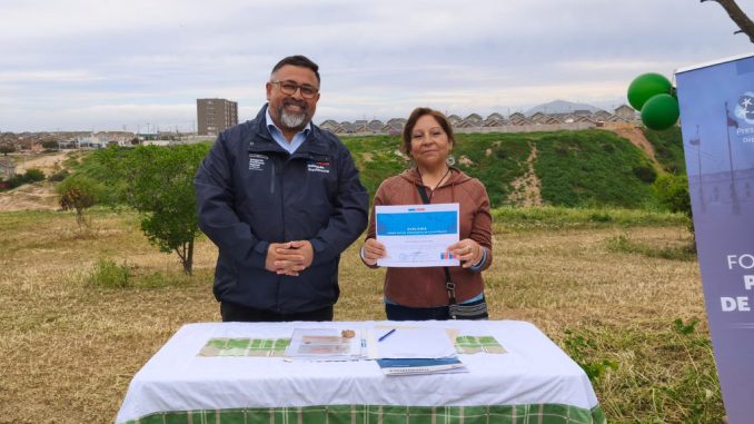Postes de iluminación sustentable instalados en la plaza comunitaria de Villa Valle Norte en Coquimbo para mejorar la seguridad.