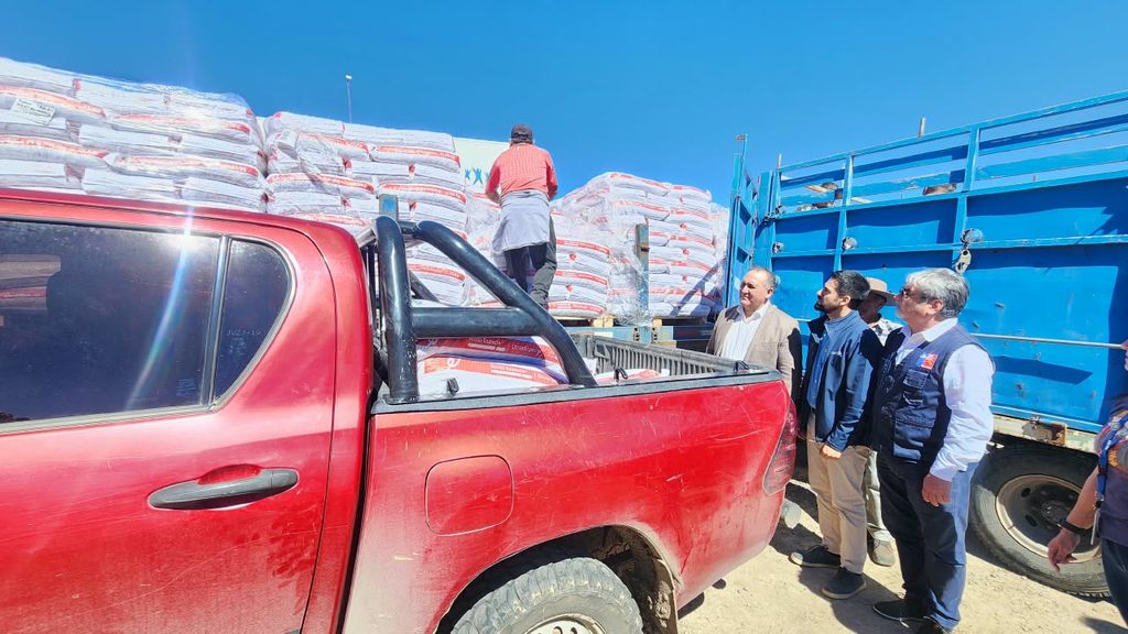 Entrega de sacos de alimento animal a crianceros de Vicuña por parte de INDAP