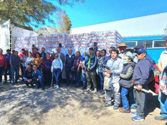 Entrega de sacos de alimento animal a crianceros de Vicuña por parte de INDAP
