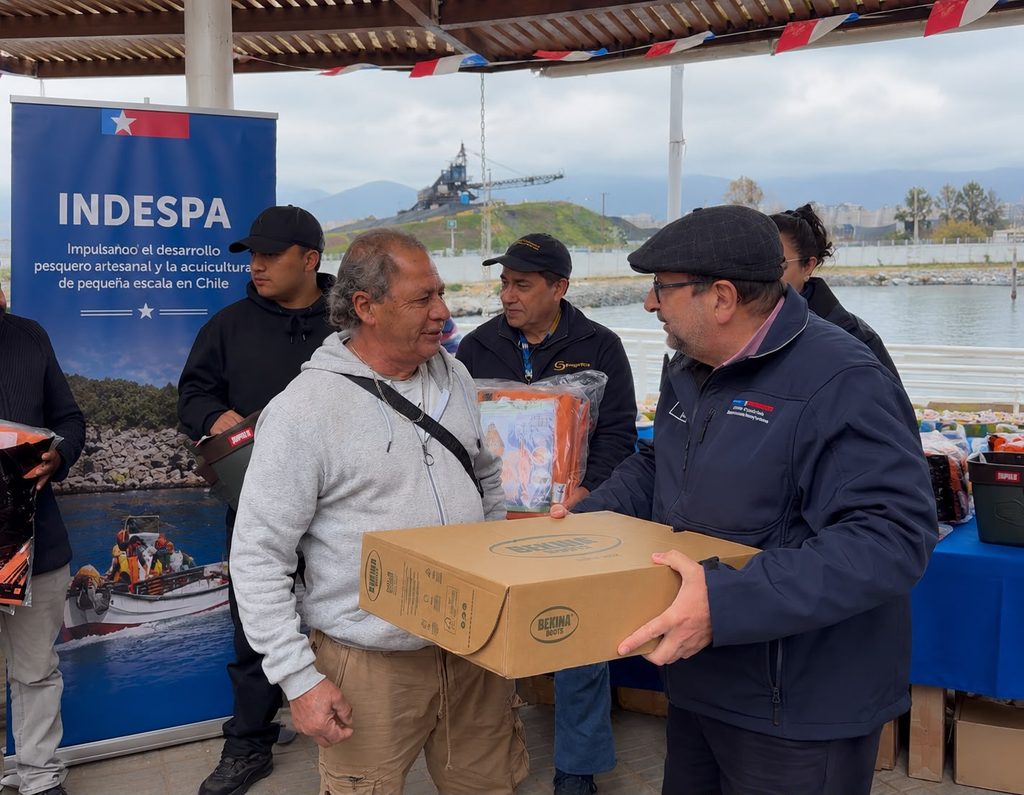 Pescadores artesanales de la región de Coquimbo recibiendo kits de indumentaria y herramientas para la faena de captura de jibia