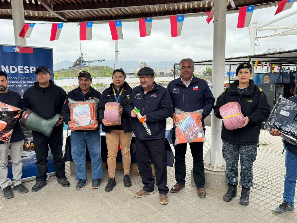 Pescadores artesanales de la región de Coquimbo recibiendo kits de indumentaria y herramientas para la faena de captura de jibia