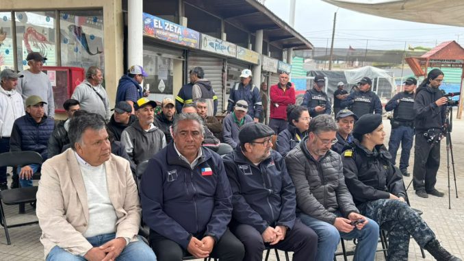 Pescadores artesanales de la región de Coquimbo recibiendo kits de indumentaria y herramientas para la faena de captura de jibia