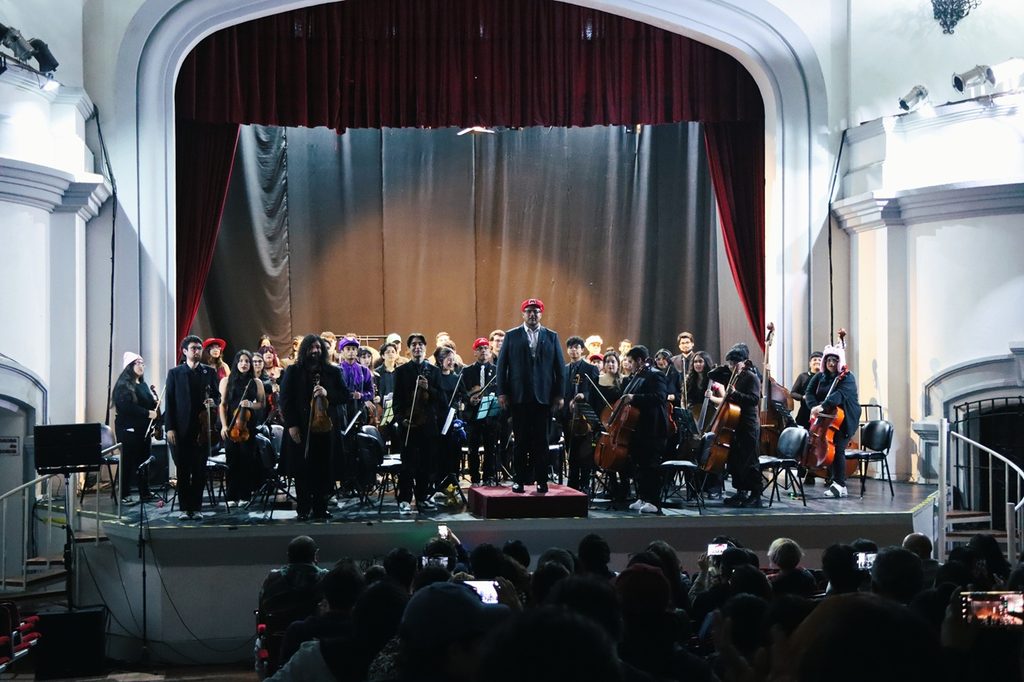 La Orquesta Filarmónica Intermedia Antena durante su concierto sinfónico de videojuegos en el Teatro Municipal de La Serena