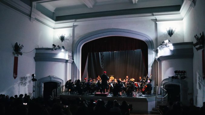 La Orquesta Filarmónica Intermedia Antena durante su concierto sinfónico de videojuegos en el Teatro Municipal de La Serena